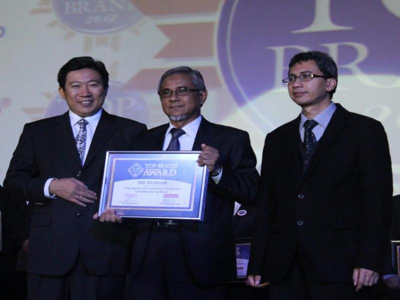 Direktur Kepatuhan BRISyariah menerima Top Brand Award 2012